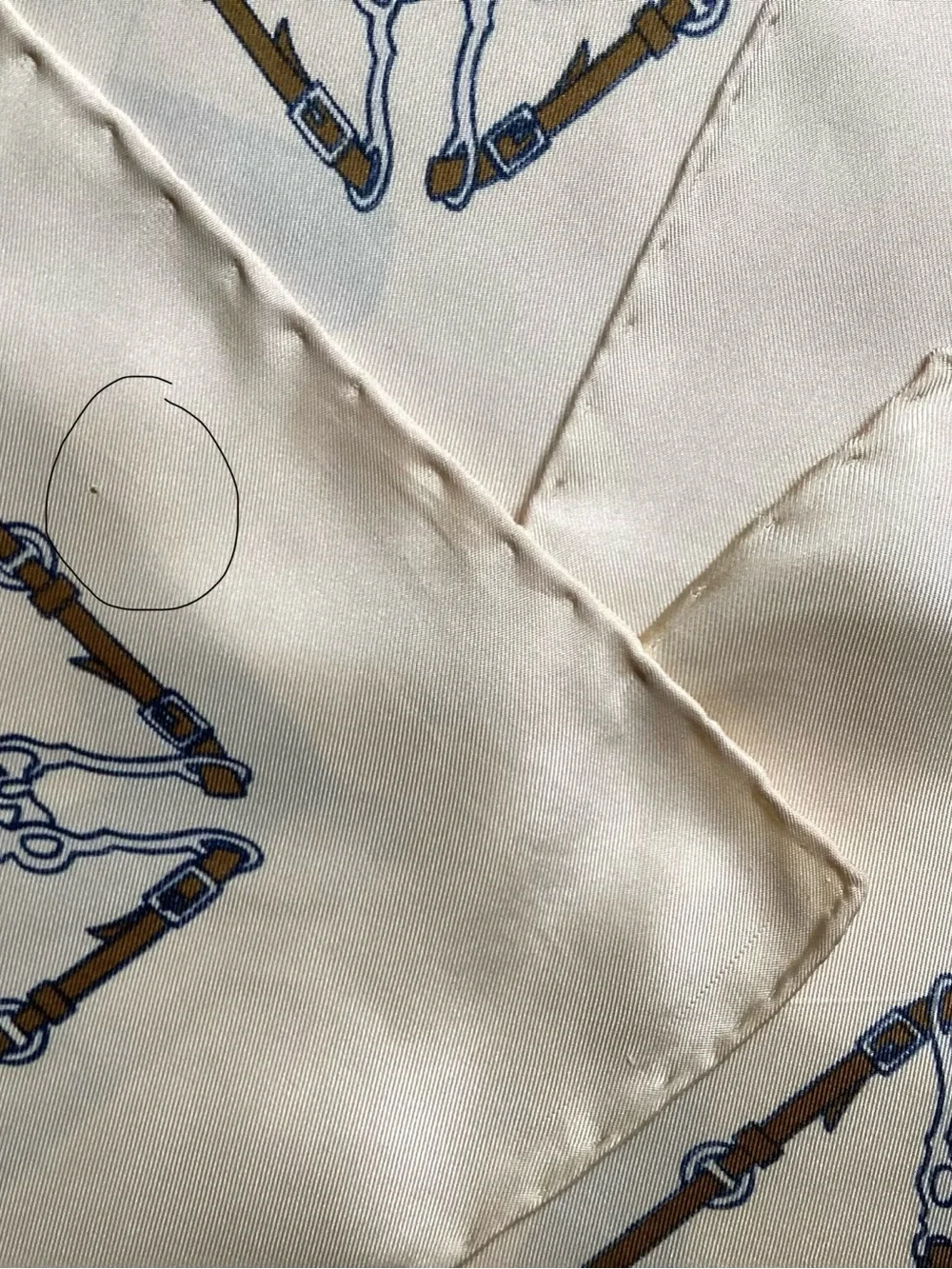 Authentic vintage Hermès silk square "Paris qui roule" from 1951 . With box . - Picture 10 of 16